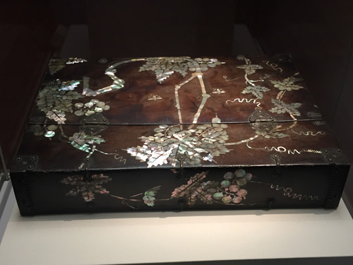Grapevine-inlaid-box,-National-Museum-of-History,-Korea